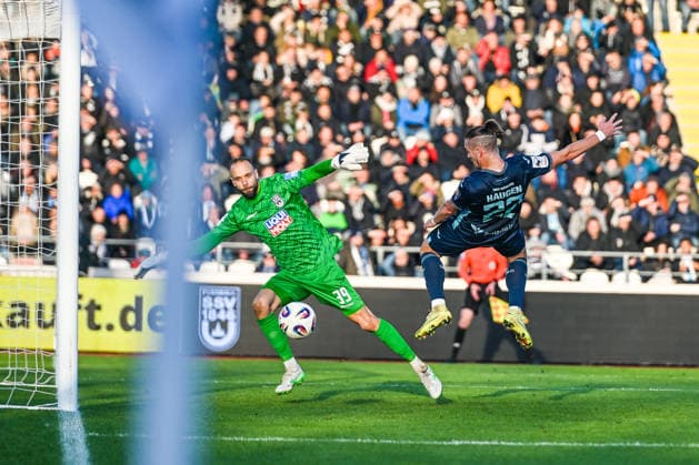 GER, 3 Liga, SSV Ulm 1846 vs TSV 1860 Munich 29 11 2025, Donaustadion, Ulm, GER, 3 Liga, SSV Ulm 1846 vs TSV 1860 Munich, in the picture Christian Ortag SSV Ulm, 39 , Goal chance by Sigurd Haugen Munich, 22 nordphotoxGmbHx xHafner nph00200