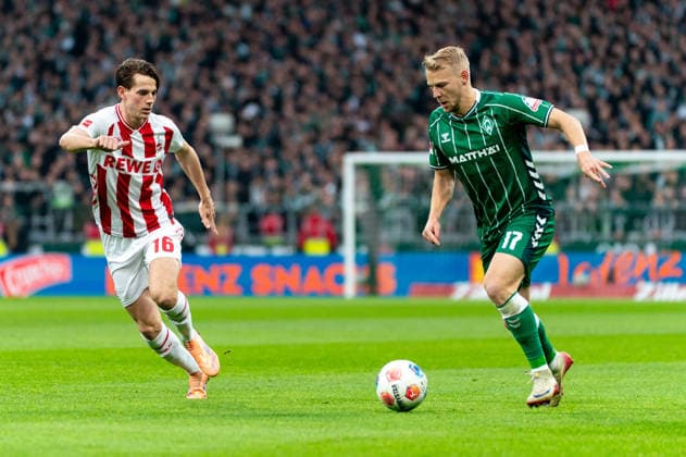 Marco Gruell SV Werder Bremen, 17 dribbling against Jakub Kaminski 1 FC Koeln, 16 , GER, SV Werder Bremen vs 1 FC Koeln, Football, Bundesliga, Matchday 12, Season 2025 2026, 29 11 2025 DFL REGULATIONS PROHIBIT ANY USE OF PHOTOGRAPHS AS IMAGE SEQUENCES AND OR QUASI VIDEO GER, SV Werder Bremen vs 1 FC Koeln, Football, Bundesliga, Matchday 12, Season 2025 2026, 29 11 2025 Bremen Copyright: xEibner-Pressefoto MaxxVincenx EP_MVN
