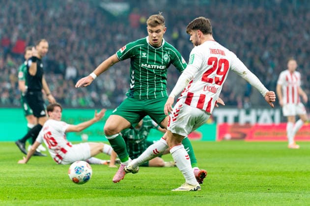 Jan Thielmann 1 FC Koeln, 29 on the ball in front of Keke Topp SV Werder Bremen, 09 , GER, SV Werder Bremen vs 1 FC Koeln, Football, Bundesliga, Matchday 12, Season 2025 2026, 29 11 2025 DFL REGULATIONS PROHIBIT ANY USE OF PHOTOGRAPHS AS IMAGE SEQUENCES AND OR QUASI VIDEO GER, SV Werder Bremen vs 1 FC Koeln, Football, Bundesliga, Matchday 12, Season 2025 2026, 29 11 2025 Bremen Copyright: xEibner-Pressefoto MaxxVincenx EP_MVN