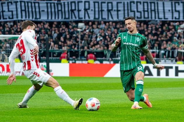 Marco Friedl SV Werder Bremen, 32 Pass, Cenk Oezkacar 1 FC Koeln, 39 , GER, SV Werder Bremen vs 1 FC Koeln, Football, Bundesliga, Matchday 12, Season 2025 2026, 29 11 2025 DFL REGULATIONS PROHIBIT ANY USE OF PHOTOGRAPHS AS IMAGE SEQUENCES AND OR QUASI VIDEO GER, SV Werder Bremen vs 1 FC Koeln, Football, Bundesliga, Matchday 12, Season 2025 2026, 29 11 2025 Bremen Copyright: xEibner-Pressefoto MaxxVincenx EP_MVN