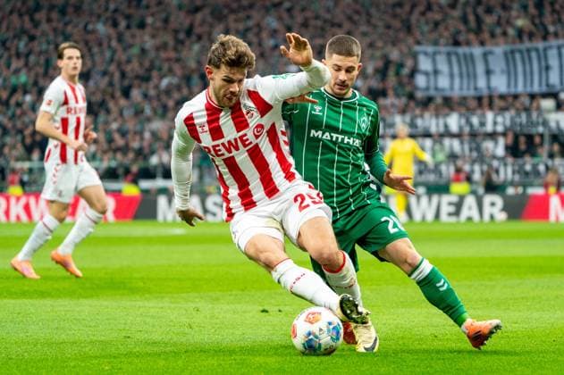 Jan Thielmann 1 FC Koeln, 29 in duel, fight for the ball with Romano Schmid SV Werder Bremen, 20 , GER, SV Werder Bremen vs 1 FC Koeln, Football, Bundesliga, Matchday 12, Season 2025 2026, 29 11 2025 DFL REGULATES PROHIBIT ANY USE OF PHOTOGRAPHS AS IMAGE SEQUENCES AND OR QUASI VIDEO GER, SV Werder Bremen vs 1 FC Koeln, Football, Bundesliga, Matchday 12, Season 2025 2026, 29 11 2025 Bremen Copyright: xEibner-Pressefoto MaxxVincenx EP_MVN