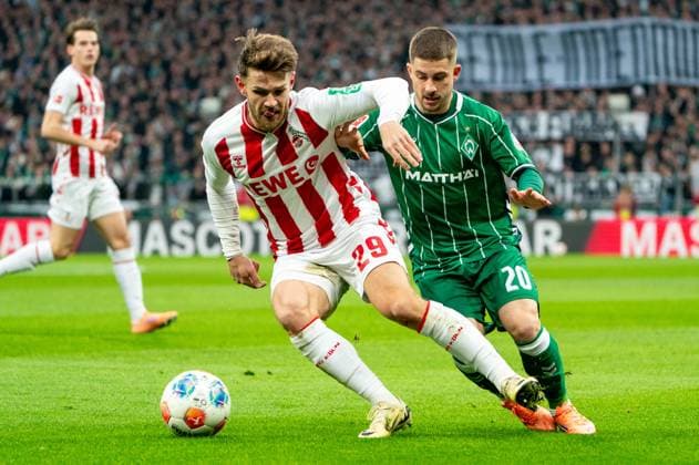 Jan Thielmann 1 FC Koeln, 29 in duel, fight for the ball with Romano Schmid SV Werder Bremen, 20 , GER, SV Werder Bremen vs 1 FC Koeln, Football, Bundesliga, Matchday 12, Season 2025 2026, 29 11 2025 DFL REGULATES PROHIBIT ANY USE OF PHOTOGRAPHS AS IMAGE SEQUENCES AND OR QUASI VIDEO GER, SV Werder Bremen vs 1 FC Koeln, Football, Bundesliga, Matchday 12, Season 2025 2026, 29 11 2025 Bremen Copyright: xEibner-Pressefoto MaxxVincenx EP_MVN