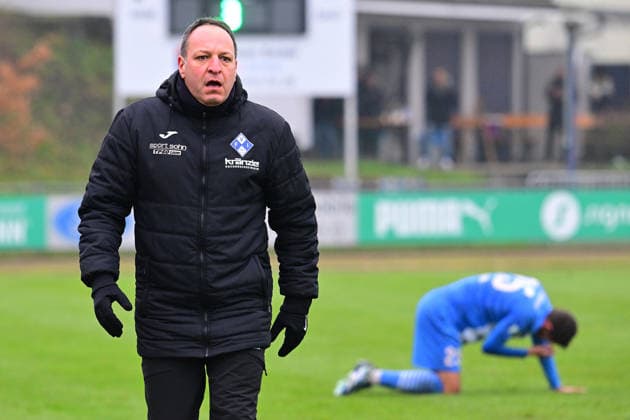 29 11 2025 Soccer Season 2025 2026 Regionalliga Bayern 20 Matchday SpVgg Greuther Fürth Fuerth II U23 FV Illertissen AlSch xalxscx Holger Bachthaler Coach FV Illertissen sees the red card sees the red card In the background Marco Hingerl 25, FV Illertissen FVI injured on the ground