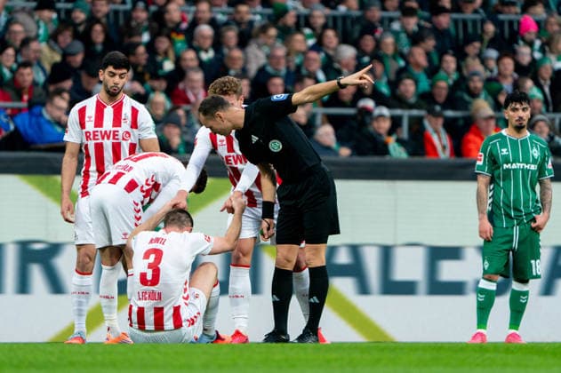 Dominique Heintz 1 FC Koeln, 03 injured, Substitution, Bastian Dankert Referee , GER, SV Werder Bremen vs 1 FC Koeln, Football, Bundesliga, Matchday 12, Season 2025 2026, 29 11 2025 DFL REGULATES PROHIBIT ANY USE OF PHOTOGRAPHS AS IMAGE SEQUENCES AND OR QUASI VIDEO GER, SV Werder Bremen vs 1 FC Koeln, Football, Bundesliga, Matchday 12, Season 2025 2026, 29 11 2025 Bremen Copyright: xEibner-Pressefoto MaxxVincenx EP_MVN
