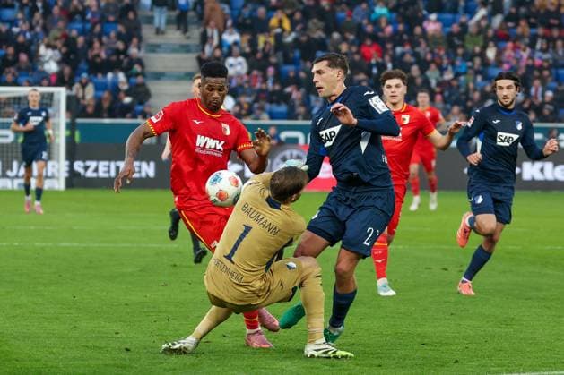 Samuel Essende 9 FC Augsburg with a chance, against Robin Hranac 2 TSG 1899 Hoffenheim and Oliver Baumann 1 TSG 1899 Hoffenheim , TSG Hoffenheim vs FC Augsburg, Football, Bundesliga, DFL, Season 2025 2026, Hinrunde, 12 Spieltag, 29 11 2025 DFB regulations prohibit any use of photographs as image sequences and or quasi video Sinsheim Baden Wuerttemberg Germany Copyright: xkolbert-press MartinxAgüerax