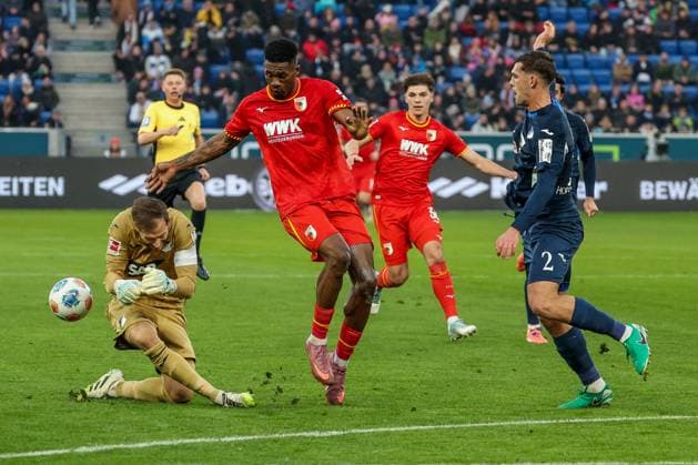 Samuel Essende 9 FC Augsburg with a chance, against Robin Hranac 2 TSG 1899 Hoffenheim and Oliver Baumann 1 TSG 1899 Hoffenheim , TSG Hoffenheim vs FC Augsburg, Football, Bundesliga, DFL, Season 2025 2026, Hinrunde, 12 Spieltag, 29 11 2025 DFB regulations prohibit any use of photographs as image sequences and or quasi video Sinsheim Baden Wuerttemberg Germany Copyright: xkolbert-press MartinxAgüerax