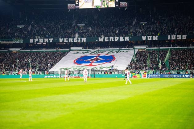 29 11 2025 Soccer, 2025 2026, 1 Bundesliga, 12 Matchday, SV Werder Bremen 1 FC Köln Fans Bremen with crosshair banner against HSV, Hamburger Sport Verein, Hamburger SV, Hamburger Sportverein before the derby, Nordderby DFL REGULATIONS PROHIBIT ANY USE OF PHOTOGRAPHS AS IMAGE SEQUENCES AND OR QUASI VIDEO