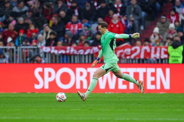 Soccer 1 Bundesliga 12 Matchday FC Bayern Munich FC St Pauli on 29 11 2025 at the Allianz Arena in Munich Manuel Neuer Munich DFL regulations prohibit any use of photographs as image sequences and or quasi video xMSx
