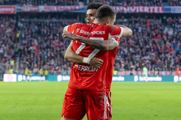 Luis Diaz FC Bayern Muenchen, 14 celebrates with Raphael Guerreiro FC Bayern Muenchen, 22 his goal to equalize 1 1 GER, FC Bayern Muenchen vs FC St Pauli, Football, Bundesliga, Matchday 12, Season 2025 2026, 29 11 2025 DFL DFB REGULATIONS PROHIBIT ANY USE OF PHOTOGRAPHS as IMAGE SEQUENCES and or QUASI VIDEO GER, FC Bayern Muenchen vs FC St Pauli, Football, Bundesliga, Matchday 12, Season 2025 2026, 29 11 2025 Muenchen Copyright: xEibner-Pressefoto HeikexFeinerx EP_HFR