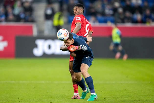 v li Samuel Essende FCA, 9 , Robin Hranac Hoffenheim, 2 , duel, duel, tackle, tackling, dynamics, action, action, 29 11 2025, Sinsheim Germany , Football, Bundesliga, TSG 1899 Hoffenheim FC Augsburg, DFB DFL REGULATIONS PROHIBIT ANY USE OF PHOTOGRAPHS AS IMAGE SEQUENCES AND OR QUASI VIDEO xozx