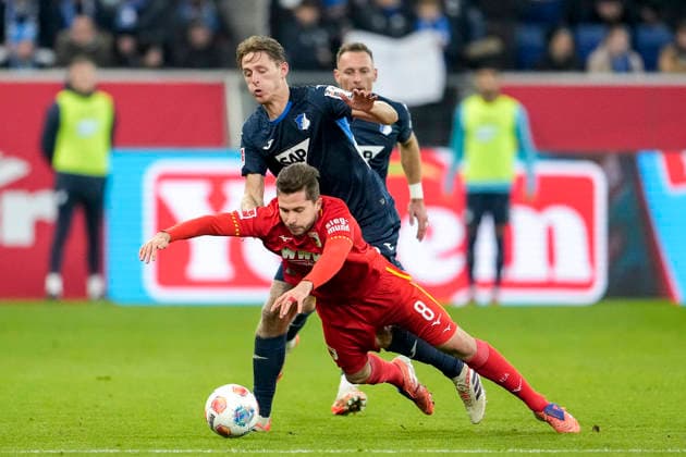 v li Wouter Burger Hoffenheim, 18 , Elvis Rexhbecaj FCA, 8 , duel, duel, tackle, tackling, dynamics, action, action, 29 11 2025, Sinsheim Germany , Football, Bundesliga, TSG 1899 Hoffenheim FC Augsburg, DFB DFL REGULATIONS PROHIBIT ANY USE OF PHOTOGRAPHS AS IMAGE SEQUENCES AND OR QUASI VIDEO xozx