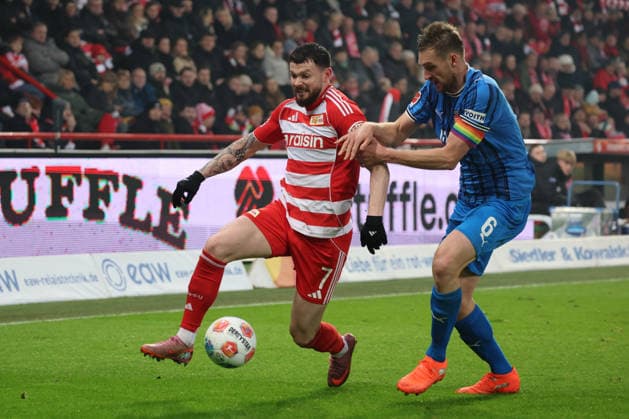 1 Soccer Bundesliga Union Berlin 1 FC Heidenheim Patrick Mainka 1 FC Heidenheim, 6 in a duel with Oliver Burke 1 FC Union Berlin, 7 , during the match in the 1 Soccer Bundesliga Union Berlin 1 FC Heidenheim in Berlin, Stadion An der alten Försterei , on 29 11 2025 DFB regulations prohibit any use of photographs as image sequences and or quasi video Copyright: xBEAUTIFULxSPORTS Frankex