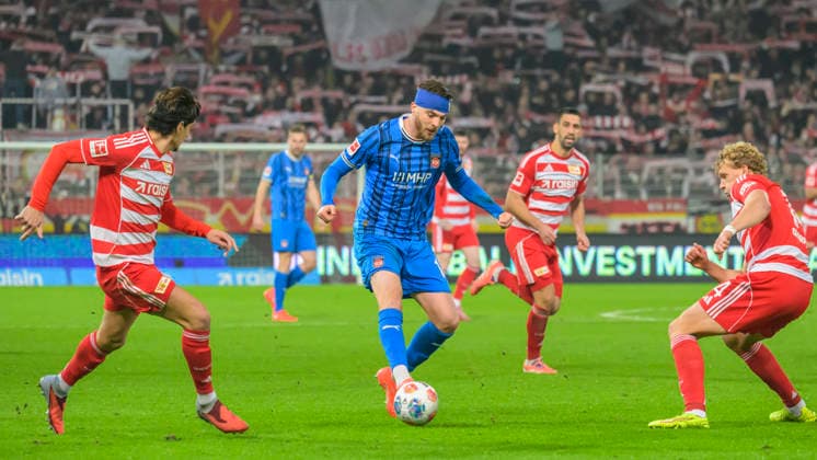 in the picture from l Diogo Leite 1 FC Union , Julian Niehues FCH, 16 , duel, action, fight, fights for the ball, Action, duels, fighting for the ball, GER, Berlin, 1 FC Union Berlin vs 1 FC Heidenheim 1846, 1 Bundesliga, Football, DFB, Season 2025 2026, Alte Foersterei, Matchday 12, DFB DFL REGULATIONS PROHIBIT ANY USE OF PHOTOGRAPHS AS IMAGE SEQUENCES AND OR QUASI VIDEO, 29 11 25, Copyright: HMBxMedia UwexKoch
