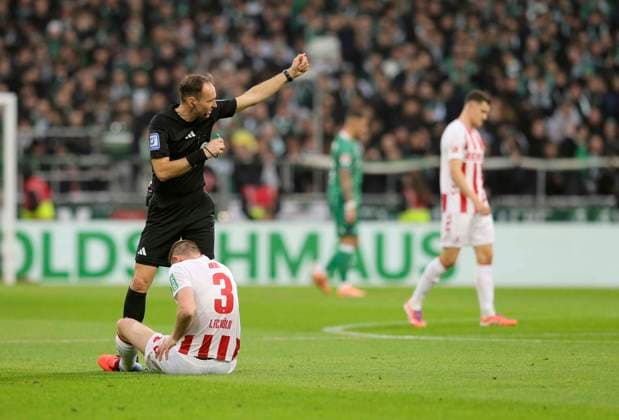 Photo Dominique HEINTZ Cologne had to retire injured after a short time , referee Bastian Dankert helps Soccer 1 Bundesliga , matchday 12 on Sat 29 11 2025 Werder Bremen 1 FC Köln