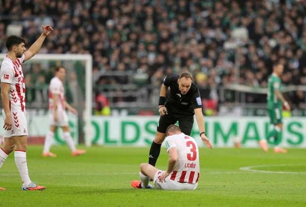 Photo Dominique HEINTZ Cologne had to retire injured after a short time , referee Bastian Dankert helps Soccer 1 Bundesliga , matchday 12 on Sat 29 11 2025 Werder Bremen 1 FC Köln