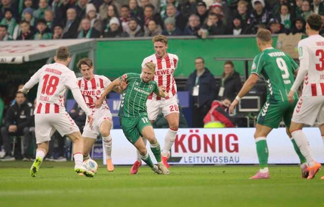 Photo Marco GRÜLL Werder against Sebastian SEBULONSEN and left Jakub KAMINSKI both Cologne Football 1 Bundesliga , Matchday 12 on Sat 29 11 2025 Werder Bremen 1 FC Köln