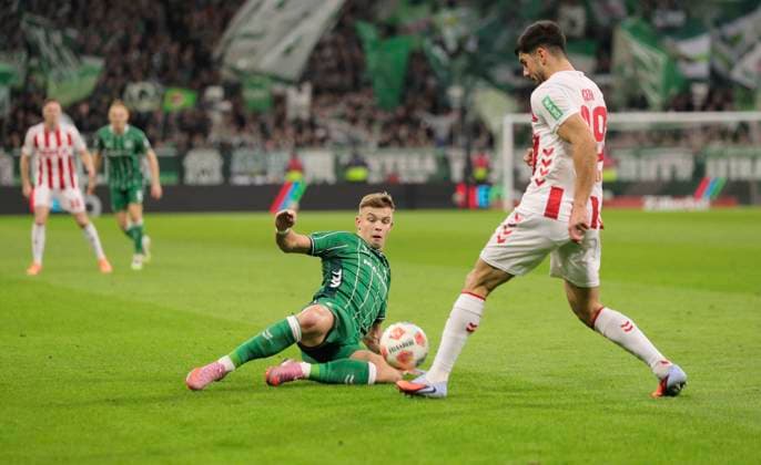 Photo Keke TOPP Werder vs Cenk ÖZKACAR Köln , right Football 1 Bundesliga , Matchday 12 on Sat 29 11 2025 Werder Bremen 1 FC Köln