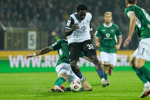 Soccer 3 Liga, Final Match 1, 1 FC Schweinfurt 05 SV Waldhof Mannheim on 29 11 2025 in Schweinfurt Sachs Stadion , Germany, Season 2025 2026 DFB DFL REGULATIONS PROHIBIT ANY USE OF PHOTOGRAPHS as IMAGE SEQUENCES and or QUASI VIDEO Kennedy Okpala 32, SVWM in duel with Lucas Zeller 6, S05 Schweinfurt Sachs Stadion Germany Copyright: xChristophxKinzingerx