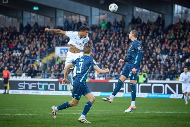 Header chance Paul Philipp Besong SSV Ulm 1846, 17 , Siemen Voet TSV 1860 Muenchen, 03 , Max Reinthaler TSV 1860 Muenchen, 16 GER, SSV Ulm 1846 vs TSV 1860 Muenchen, Football, Men, 3 Liga, Matchday 16, Season 2025 2026, 29 11 2025 DFL, DFB regulations prohibit any use of photographs as image sequences and or quasi video GER, SSV Ulm 1846 vs TSV 1860 Muenchen, Fußball, Herren, 3 Liga, 16 Spieltag, Spielzeit 2025 2026, 29 11 2025 Ulm Copyright: xEibner-Pressefoto GeraldxOelze-dexStoppanyx EP_ODS