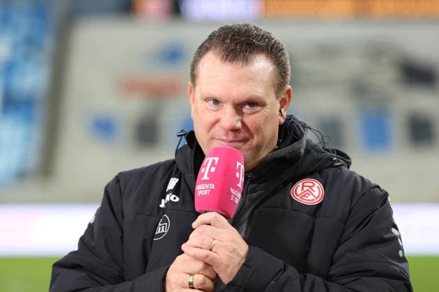 29 11 2025, xrekx, Fußball 3 Liga, 1 FC Saarbruecken Rot Weiss Essen v l Uwe Koschinat Trainer Rot Weiss Essen nach dem Spiel DFL DFB REGULATIONS PROHIBIT ANY USE OF PHOTOGRAPHS as IMAGE SEQUENCES and or QUASI VIDEO Saarbruecken