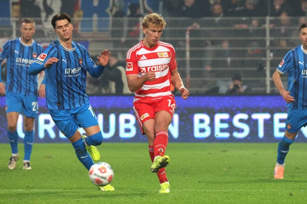 DEU, DFL, 1 FBL, 1 FC Union vs Heidenheim, 29 11 2025, Stadion Alte Foersterei, Berlin, DEU, DFL, 1 FBL, 1 FC Union vs Heidenheim, im Bild Leopold Querfeld 1 FC Union Berlin 14 , Mathias Honsak Heidenheim 17 DFL regulations prohibit any use of Photographs as image sequences and or quasi video nordphotoxGmbHx xEngler nph00076