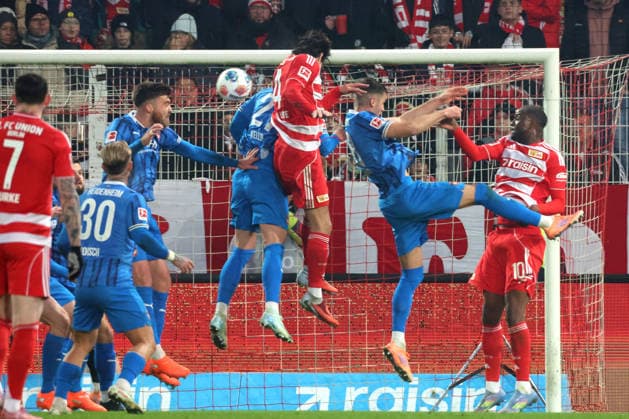DEU, DFL, 1 FBL, 1 FC Union vs Heidenheim, 29 11 2025, Stadion Alte Foersterei, Berlin, DEU, DFL, 1 FBL, 1 FC Union vs Heidenheim, pictured Diogo Leite 1 FC Union Berlin 4 , Ilyas Ansah 1 FC Union Berlin 10 , Adrian Beck Heidenheim 21 , Marvin Pieringer Heidenheim 18 , Niklas Dorsch Heidenheim 30 DFL regulations prohibit any use of Photographs as image sequences and or quasi video nordphotoxGmbHx xEngler nph00076