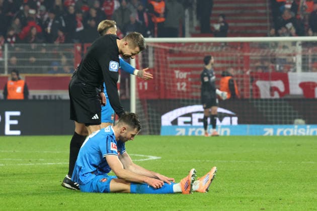 DEU, DFL, 1 FBL, 1 FC Union vs Heidenheim, 29 11 2025, Stadion Alte Foersterei, Berlin, DEU, DFL, 1 FBL, 1 FC Union vs Heidenheim, in picture Marvin Pieringer Heidenheim 18 , Referee Patrick Ittrich DFL regulations prohibit any use of Photographs as image sequences and or quasi video nordphotoxGmbHx xEngler nph00076