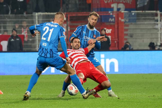 DEU, DFL, 1 FBL, 1 FC Union vs Heidenheim, 29 11 2025, Stadion Alte Foersterei, Berlin, DEU, DFL, 1 FBL, 1 FC Union vs Heidenheim, im Bild Rani Khedira 1 FC Union Berlin 8 , Adrian Beck Heidenheim 21 , Niklas Dorsch Heidenheim 30 DFL regulations prohibit any use of Photographs as image sequences and or quasi video nordphotoxGmbHx xEngler nph00076