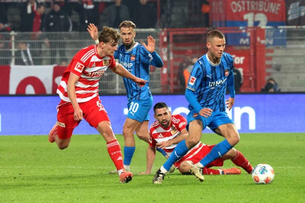 DEU, DFL, 1 FBL, 1 FC Union vs Heidenheim, 29 11 2025, Stadion Alte Foersterei, Berlin, DEU, DFL, 1 FBL, 1 FC Union vs Heidenheim, pictured Rani Khedira 1 FC Union Berlin 8 , Aljoscha Kemlein 1 FC Union Berlin 6 , Adrian Beck Heidenheim 21 , Niklas Dorsch Heidenheim 30 DFL regulations prohibit any use of Photographs as image sequences and or quasi video nordphotoxGmbHx xEngler nph00076