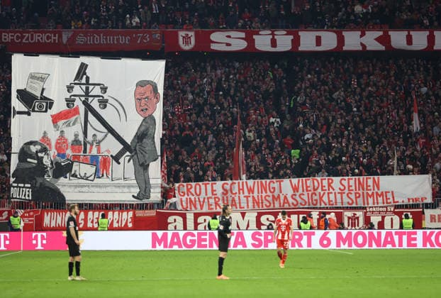 Football, Men, Bundesliga, Season 2025 2026, FC Bayern Munich FC St Pauli, Allianz Arena Banner in the South Curve against Mr. Grote, schmäh, Plakat Bild, FC Bayern Ultras DFB, DFL regulations prohibit any use of photographs as image sequences and or quasi video