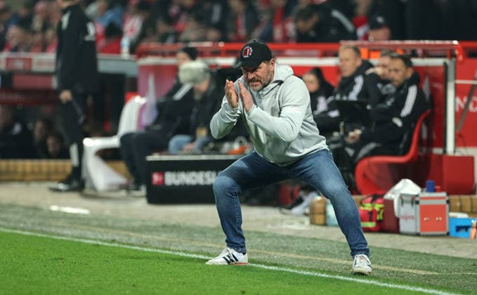 Coach Steffen Baumgart gives instructions Single image Crop action Sport Football Soccer Bundesliga Men DFL 12 Matchday Season 2025 2026 29 11 2025 1 FC Union Berlin FCU vs 1 FC Heidenheim FCH DFL regulations prohibit any use of photographs as image sequences and or quasi video