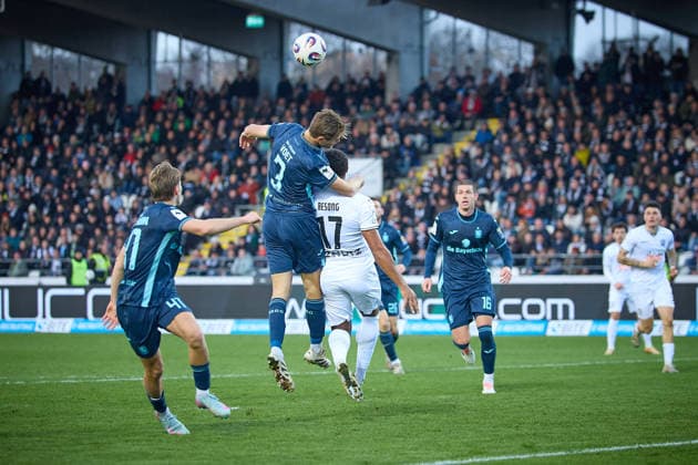 Header duel Siemen Voet TSV 1860 Muenchen, 03 , Paul Philipp Besong SSV Ulm 1846, 17 GER, SSV Ulm 1846 vs TSV 1860 Muenchen, Football, Men, 3 Liga, 16 Matchday, Season 2025 2026, 29 11 2025 DFL, DFB regulations prohibit any use of photographs as image sequences and or quasi video GER, SSV Ulm 1846 vs TSV 1860 Muenchen, Fußball, Herren, 3 Liga, 16 Spieltag, Spielzeit 2025 2026, 29 11 2025 Ulm Copyright: xEibner-Pressefoto GeraldxOelze-dexStoppanyx EP_ODS