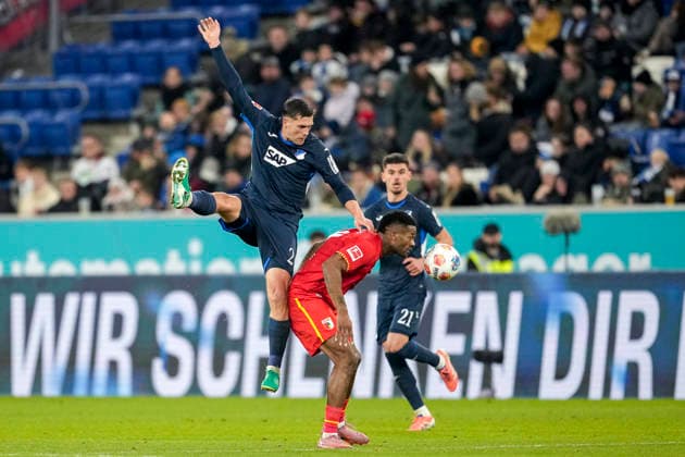 v li Robin Hranac Hoffenheim, 2 , Samuel Essende FCA, 9 , Albian Hajdari Hoffenheim, 21 , duel, duel scene, duel, tackle, tackling, dynamics, action, action, 29 11 2025, Sinsheim Germany , Football, Bundesliga, TSG 1899 Hoffenheim FC Augsburg, DFB DFL REGULATIONS PROHIBIT ANY USE OF PHOTOGRAPHS AS IMAGE SEQUENCES AND OR QUASI VIDEO xozx