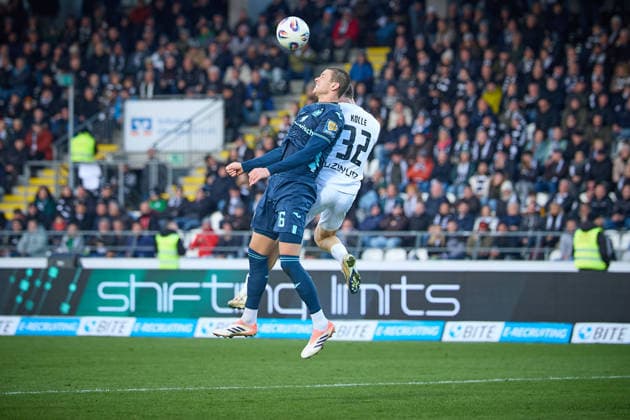Kopballduell Max Reinthaler TSV 1860 Muenchen, 16 and Niklas Koelle SSV Ulm 1846, 32 GER, SSV Ulm 1846 vs TSV 1860 Muenchen, Football, Men, 3 Liga, 16 Matchday, Season 2025 2026, 29 11 2025 DFL, DFB regulations prohibit any use of photographs as image sequences and or quasi video GER, SSV Ulm 1846 vs TSV 1860 Muenchen, Fußball, Herren, 3 Liga, 16 Spieltag, Spielzeit 2025 2026, 29 11 2025 Ulm Copyright: xEibner-Pressefoto GeraldxOelze-dexStoppanyx EP_ODS
