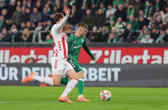 GER, 1 FBL SV Werder Bremen vs 1 FC Koeln 29 11 2025, wohninvest Weserstadion, Bremen, GER, 1 FBL SV Werder Bremen vs 1 FC Koeln in the picture picture shows Rav van den Berg 1 FC Koeln 33 in a duel against Romano Schmid SV Werder Bremen 20 nordphotoxGmbHx xTauchnitz nph00059