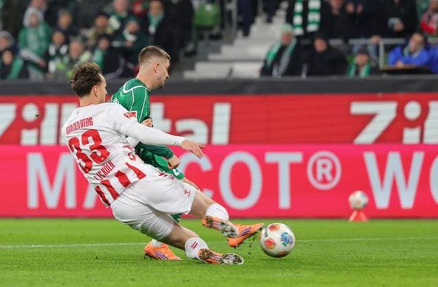 GER, 1 FBL SV Werder Bremen vs 1 FC Koeln 29 11 2025, wohninvest Weserstadion, Bremen, GER, 1 FBL SV Werder Bremen vs 1 FC Koeln in the picture picture shows Rav van den Berg 1 FC Koeln 33 in a duel against Romano Schmid SV Werder Bremen 20 nordphotoxGmbHx xTauchnitz nph00059