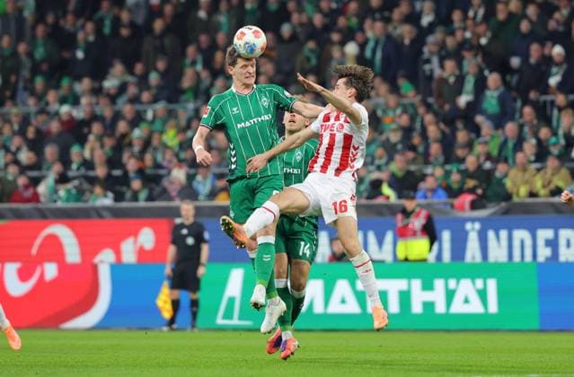 GER, 1 FBL SV Werder Bremen vs 1 FC Koeln 29 11 2025, wohninvest Weserstadion, Bremen, GER, 1 FBL SV Werder Bremen vs 1 FC Koeln in picture picture shows duel header header duel between Jens Stage SV Werder Bremen 06 and Jakub KamiÅ ski 1 FC Koeln 16 nordphotoxGmbHx xTauchnitz nph00059