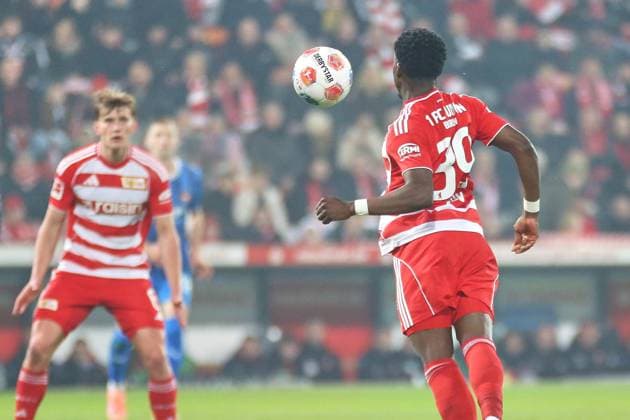 Berlin, Germany, 29 11 2025 Stadion Alte Försterei 12 Matchday, Season 2025 26, 1 Soccer Bundesliga Union Berlin 1 FC Heidenheim Derrick Köhn 39, Union Berlin takes the ball with his chest, Aljoscha Kemlein 6, Union Berlin looks towards him Copyright: xdtsxNachrichtenagenturx dts_95927