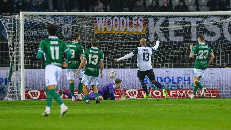 -1. FC 1905 Schweinfurt vs. SV Waldhof Mannheim, Sachs-Stadion Football, 3. Liga -1. FC 1905 Schweinfurt vs. SV Waldhof Mannheim 29 Nov 2025 Sachs-Stadion , Schweinfurt, Germany Image: GK Toni Stahl (Schweinfurt) unable to block the shot from Terrence Boyd (SV Waldhof Mannheim) goal 0:1 for Mannheim. DFL REGULATIONS PROHIBIT ANY USE OF PHOTOGRAPHS AS IMAGE SEQUENCES AND OR QUASI-VIDEO Schweinfurt Sachs-Stadion Bayern Germany Copyright: xPresseFotoxEvansx