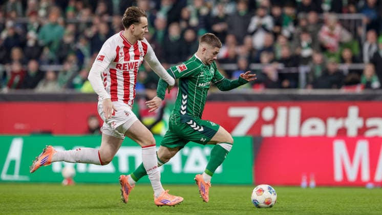 from left Rav van den Berg 1 FC Köln, 33 and Romano Schmid SV Werder Bremen, 20 in running duel, duel, dynamics, action, action, game scene, THE DFL GUIDELINES PROHIBIT ANY USE OF PHOTOGRAPHS AS IMAGE SEQUENCES AND OR QUASI VIDEO DFL REGULATIONS PROHIBIT ANY USE OF PHOTOGRAPHS AS IMAGE SEQUENCES AND OR QUASI VIDEO , 29 11 2025, Bremen Germany , Football, Bundesliga, SV Werder Bremen 1 FC Köln xobx