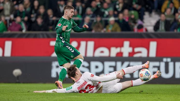 from left Romano Schmid SV Werder Bremen, 20 and Rav van den Berg 1 FC Köln, 33 in a duel, dynamic, action, action, match scene, THE DFL GUIDELINES PROHIBIT ANY USE OF PHOTOGRAPHS AS IMAGE SEQUENCES AND OR QUASI VIDEO DFL REGULATIONS PROHIBIT ANY USE OF PHOTOGRAPHS AS IMAGE SEQUENCES AND OR QUASI VIDEO , 29 11 2025, Bremen Germany , Football, Bundesliga, SV Werder Bremen 1 FC Köln xobx