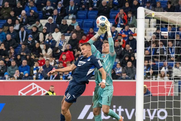 Tim Lemperle TSG 1899 Hoffenheim and goalkeeper Finn Dahmen FC Augsburg xettx, Germany, Sinsheim, 29 11 2025, Football, Bundesliga TSG 1899 Hoffenheim vs FC Augsburg, Season 2025 2026, Matchday 12, PreZero Arena DFL DFB REGULATIONS PROHIBIT ANY USE OF PHOTOGRAPHS AS IMAGE SEQUENCES AND OR QUASI VIDEO
