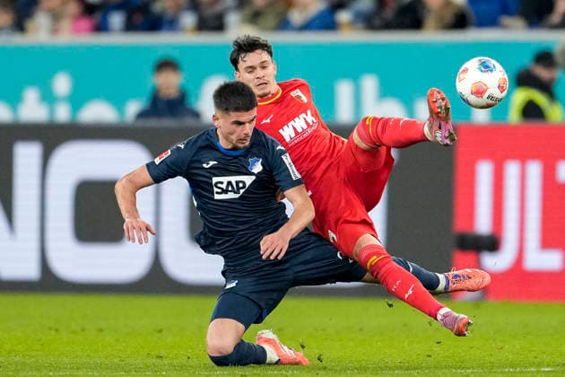 v li Albian Hajdari Hoffenheim, 21 , Fabian Rieder FCA, 32 , duel, duel, tackle, tackling, dynamics, action, action, 29 11 2025, Sinsheim Germany , Football, Bundesliga, TSG 1899 Hoffenheim FC Augsburg, DFB DFL REGULATIONS PROHIBIT ANY USE OF PHOTOGRAPHS AS IMAGE SEQUENCES AND OR QUASI VIDEO xozx