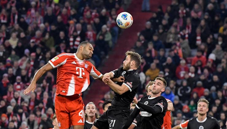 29 11 2025, xemx, Football 1 Bundesliga, FC Bayern Muenchen FC St Pauli v l Jonathan Tah FC Bayern Muenchen , Lars Ritzka FC St Pauli Zweikampf, Aktion, action, battle for the ball DFL DFB REGULATIONS PROHIBIT ANY USE OF PHOTOGRAPHS as IMAGE SEQUENCES and or QUASI VIDEO Muenchen