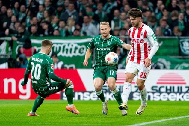 Jan Thielmann 1 FC Koeln, 29 dribbling against Romano Schmid SV Werder Bremen, 20 and Marco Gruell SV Werder Bremen, 17 , GER, SV Werder Bremen vs 1 FC Koeln, Soccer, Bundesliga, Matchday 12, Season 2025 2026, 29 11 2025 DFL REGULATES PROHIBIT ANY USE OF PHOTOGRAPHS AS IMAGE SEQUENCES AND OR QUASI VIDEO GER, SV Werder Bremen vs 1 FC Koeln, Football, Bundesliga, Matchday 12, Season 2025 2026, 29 11 2025 Bremen Copyright: xEibner-Pressefoto MaxxVincenx EP_MVN