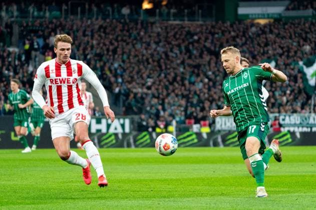 Marco Gruell SV Werder Bremen, 17 dribbling against Sebastian Sebulonsen 1 FC Koeln, 28 , GER, SV Werder Bremen vs 1 FC Koeln, Football, Bundesliga, Matchday 12, Season 2025 2026, 29 11 2025 DFL REGULATIONS PROHIBIT ANY USE OF PHOTOGRAPHS AS IMAGE SEQUENCES AND OR QUASI VIDEO GER, SV Werder Bremen vs 1 FC Koeln, Football, Bundesliga, Matchday 12, Season 2025 2026, 29 11 2025 Bremen Copyright: xEibner-Pressefoto MaxxVincenx EP_MVN