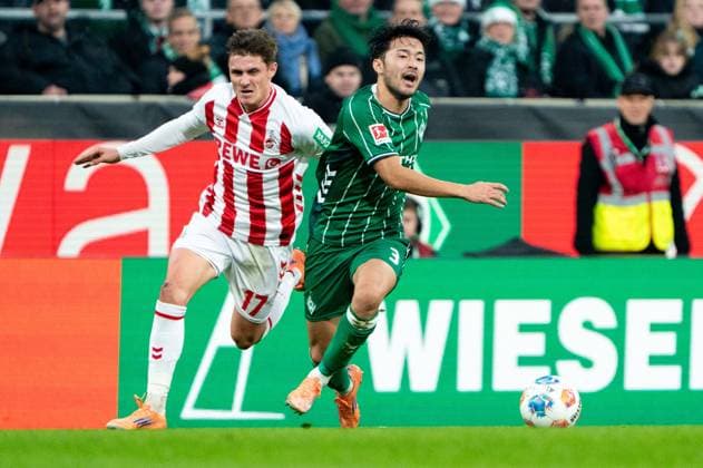 Yukinari Sugawara SV Werder Bremen, 03 in duel, fight for the ball with Alessio Castro Montes 1 FC Koeln, 17 , GER, SV Werder Bremen vs 1 FC Koeln, Football, Bundesliga, Matchday 12, Season 2025 2026, 29 11 2025 DFL REGULATES PROHIBIT ANY USE OF PHOTOGRAPHS AS IMAGE SEQUENCES AND OR QUASI VIDEO GER, SV Werder Bremen vs 1 FC Koeln, Football, Bundesliga, Matchday 12, Season 2025 2026, 29 11 2025 Bremen Copyright: xEibner-Pressefoto MaxxVincenx EP_MVN