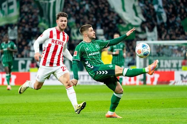 Romano Schmid SV Werder Bremen, 20 on the ball, Jan Thielmann 1 FC Koeln, 29 , GER, SV Werder Bremen vs 1 FC Koeln, Football, Bundesliga, Matchday 12, Season 2025 2026, 29 11 2025 DFL REGULATES PROHIBIT ANY USE OF PHOTOGRAPHS AS IMAGE SEQUENCES AND OR QUASI VIDEO GER, SV Werder Bremen vs 1 FC Koeln, Football, Bundesliga, Matchday 12, Season 2025 2026, 29 11 2025 Bremen Copyright: xEibner-Pressefoto MaxxVincenx EP_MVN