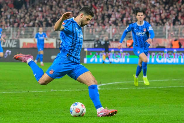 in the picture from l Stefan Schimmer FCH, 09 , takes off on goal, shoots the ball, GER, Berlin, 1 FC Union Berlin vs 1 FC Heidenheim 1846, 1 Bundesliga, Football, DFB, Season 2025 2026, Alte Foersterei, Matchday 12, DFB DFL REGULATIONS PROHIBIT ANY USE OF PHOTOGRAPHS AS IMAGE SEQUENCES AND OR QUASI VIDEO, 29 11 25, Copyright: HMBxMedia UwexKoch