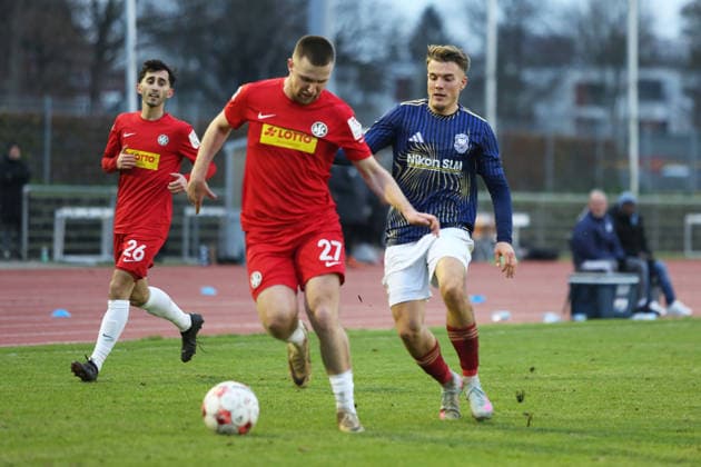 Soccer I Men I Season 2025 26 I Regionalliga I 21 Matchday I 1 FC Phönix Lübeck HSC Hannover I 29 11 2025 Denis Vukancic 27, HSC Hannover clears against Joshua Krüger 5, 1 FC Phönix Lübeck Lübeck Buniamshof Schleswig Holstein Germany Copyright: xLobeca AndreasxKnothex